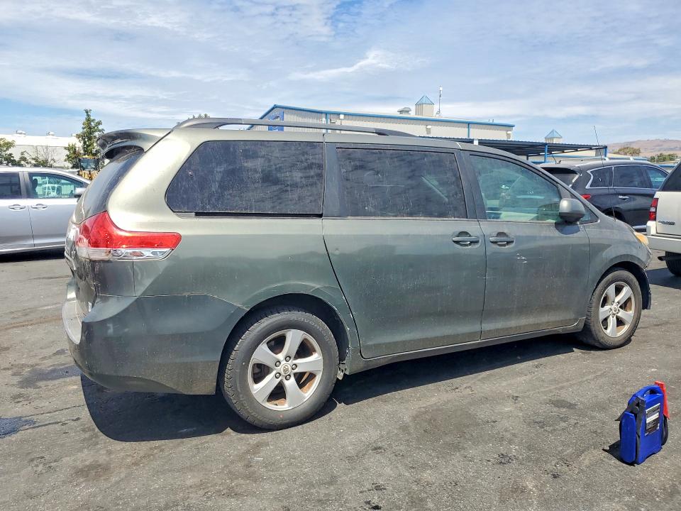 64873086 :رقم المزاد ، 5TDKK3DC9BS012107 vin ، 2011 Toyota Sienna مزاد بيع