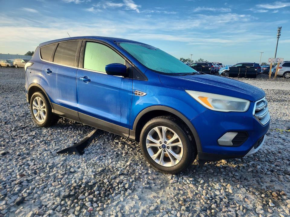 64548786 :رقم المزاد ، 1FMCU0GD4HUD24823 vin ، 2017 Ford Escape مزاد بيع
