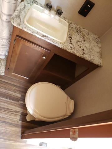66006523 :رقم المزاد ، 4YDT20226J7240908 vin ، 2018 Keystone Hideout مزاد بيع