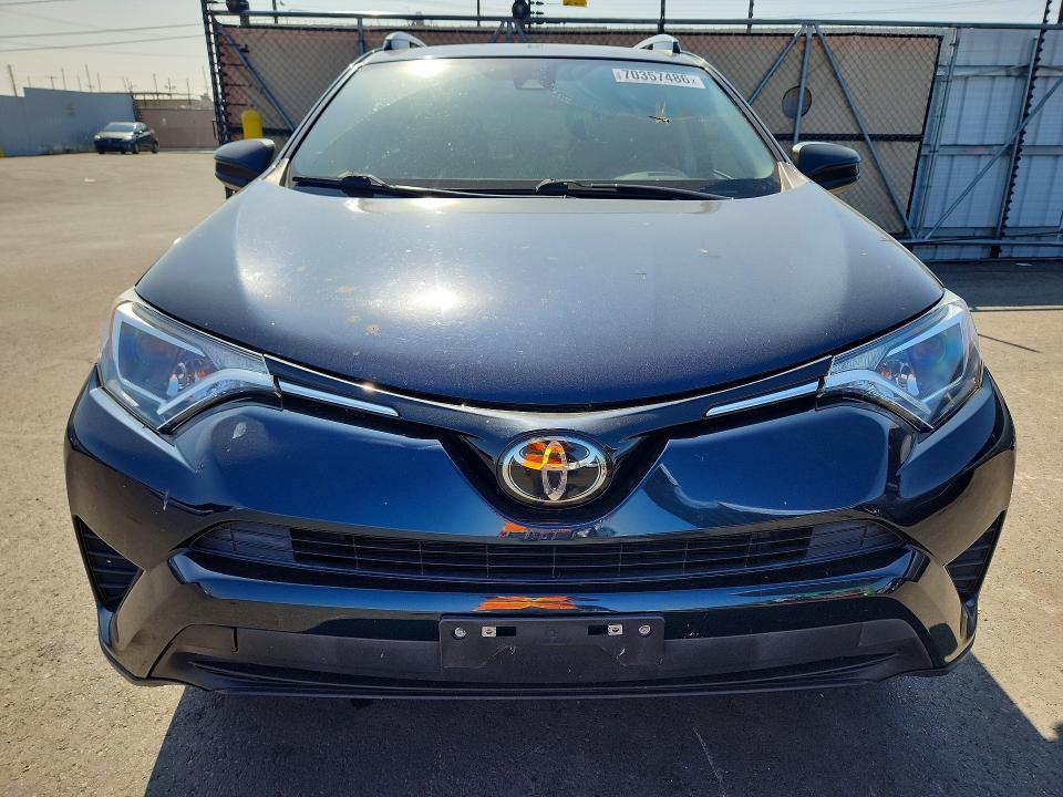 2018 Toyota Rav4 მანქანა იყიდება აუქციონზე, vin: JTMZFREV0JJ176086, აუქციონის ნომერი: 70357486