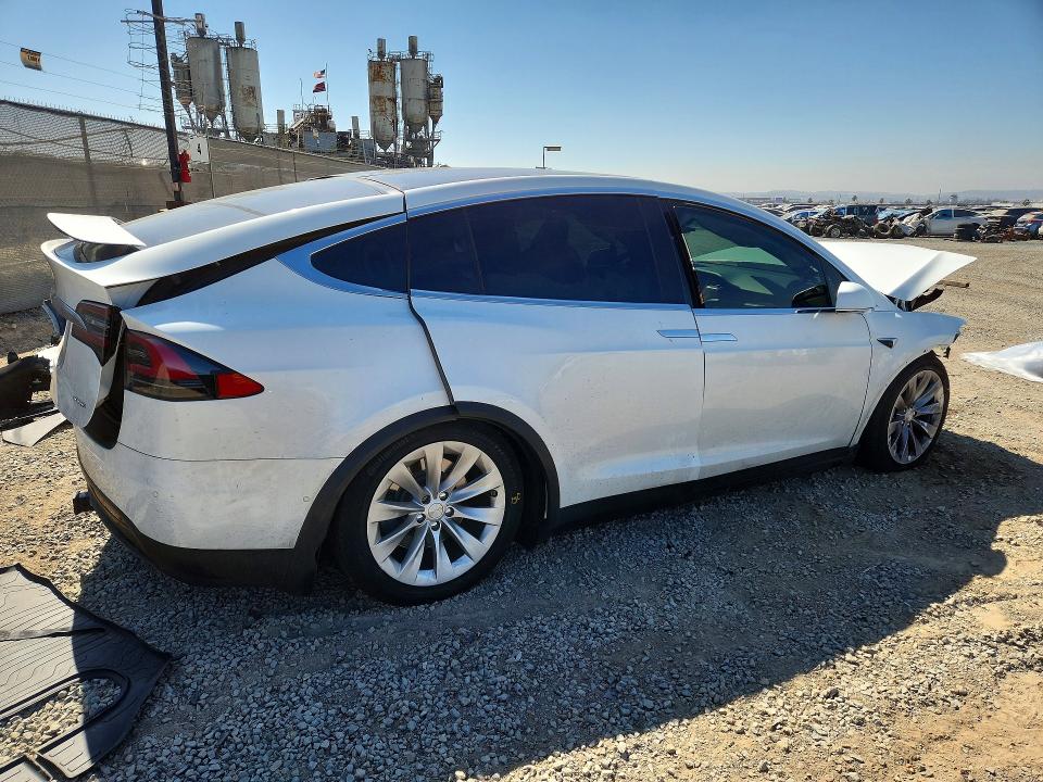 69982136 :رقم المزاد ، 5YJXCBE2XJF104512 vin ، 2018 Tesla Model X مزاد بيع
