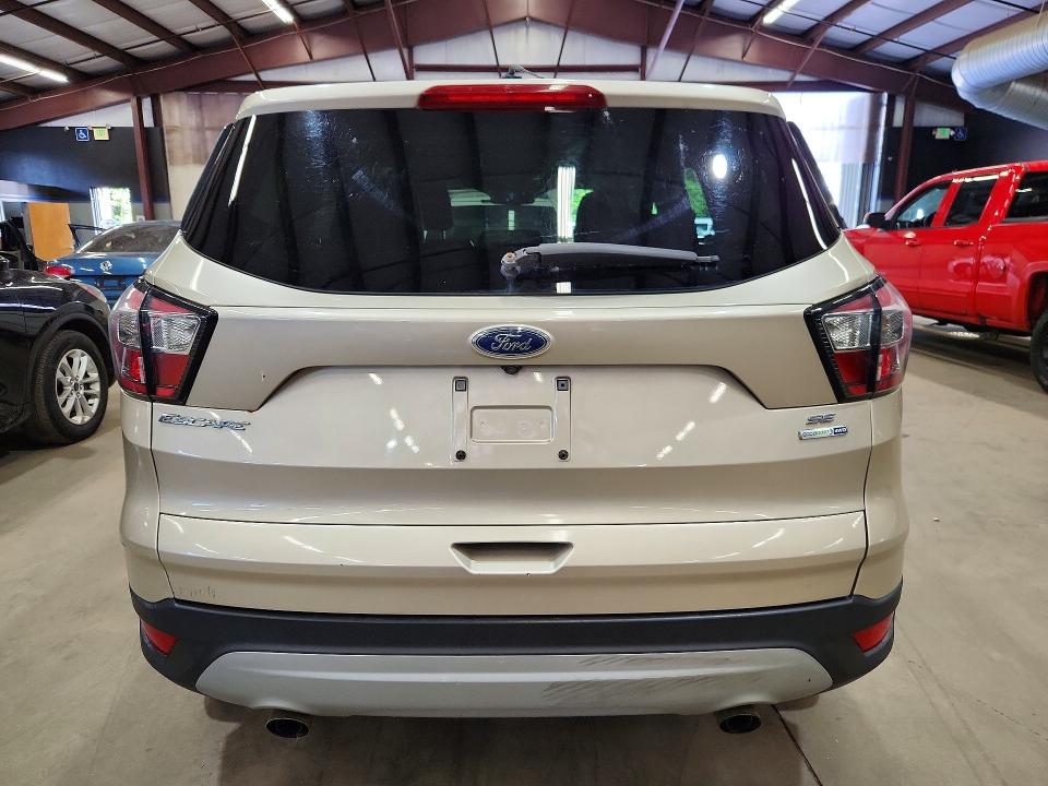 69945996 :رقم المزاد ، 1FMCU9GD2HUD23738 vin ، 2017 Ford Escape مزاد بيع