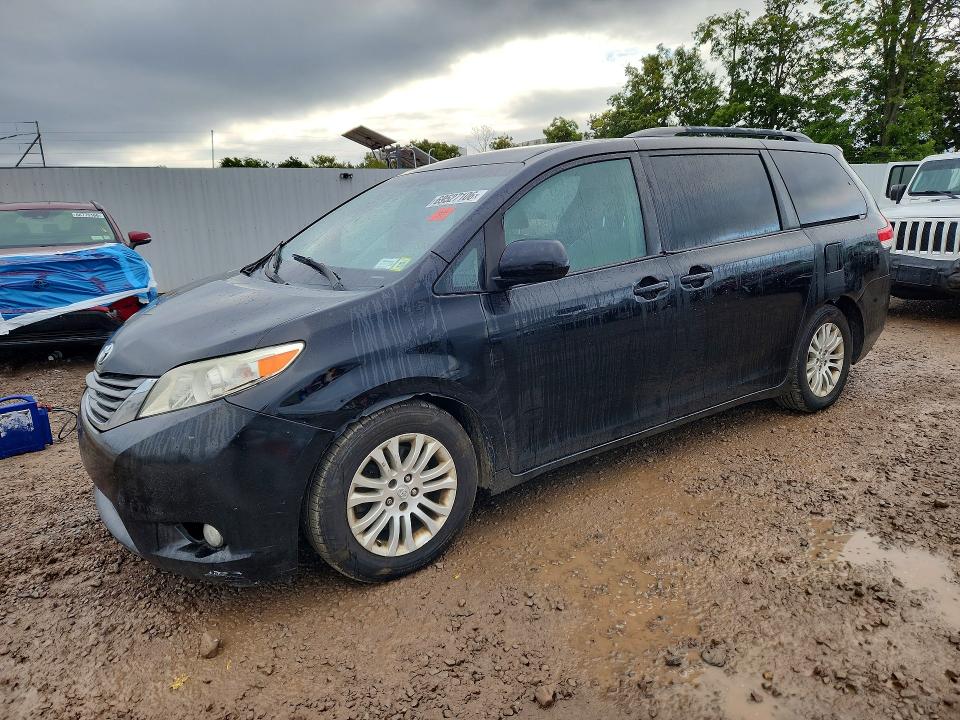 69527106 :رقم المزاد ، 5TDYK3DC3ES426269 vin ، 2014 Toyota Sienna مزاد بيع