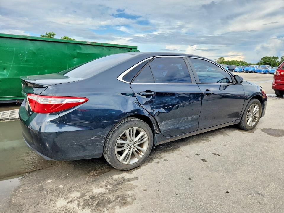 68943686 :رقم المزاد ، 4T1BF1FK9HU742273 vin ، 2017 Toyota Camry مزاد بيع