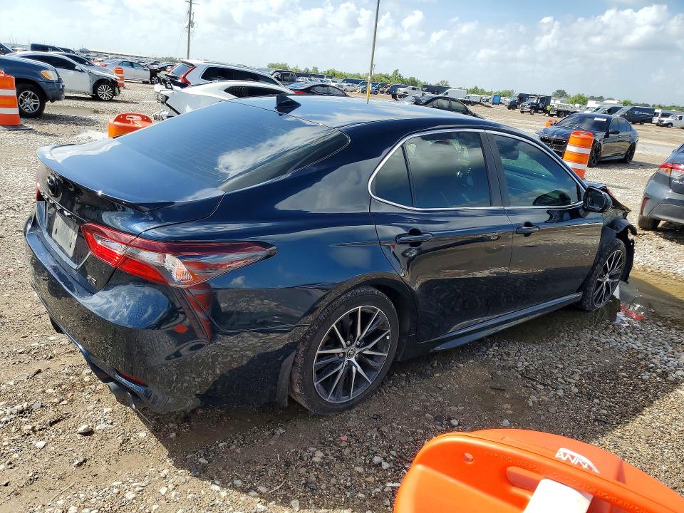 69112616 :رقم المزاد ، 4T1G11AK1MU545054 vin ، 2021 Toyota Camry مزاد بيع