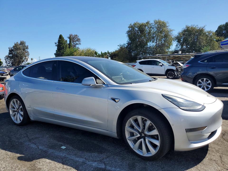 2018 Tesla Model 3 მანქანა იყიდება აუქციონზე, vin: 5YJ3E1EAXJF011001, აუქციონის ნომერი: 70746116