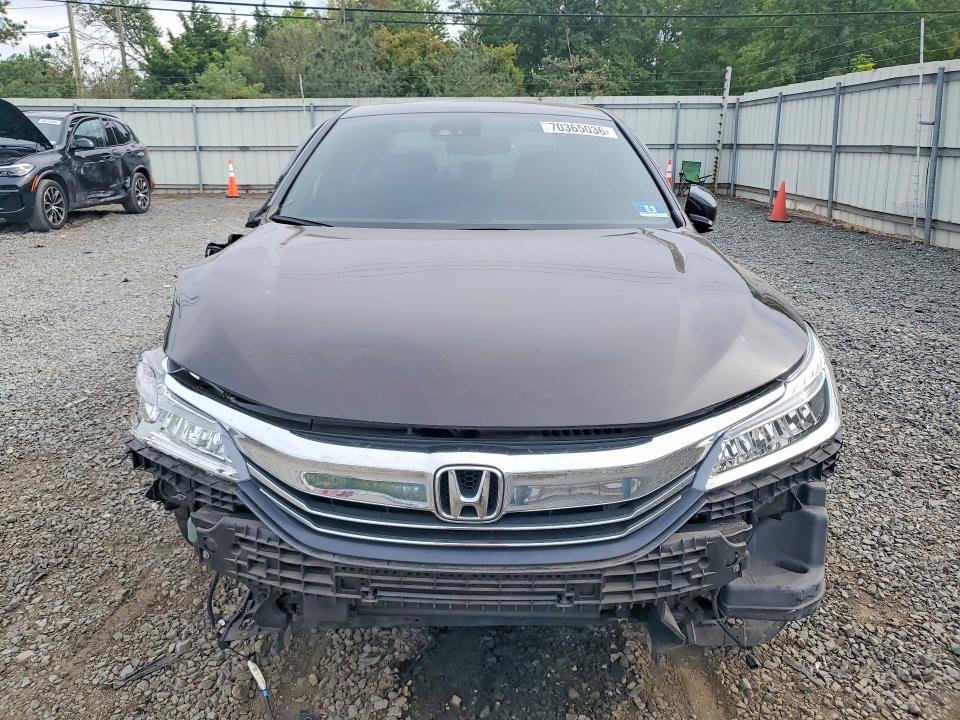 70365036 :رقم المزاد ، 1HGCR3F93HA019353 vin ، 2017 Honda Accord مزاد بيع