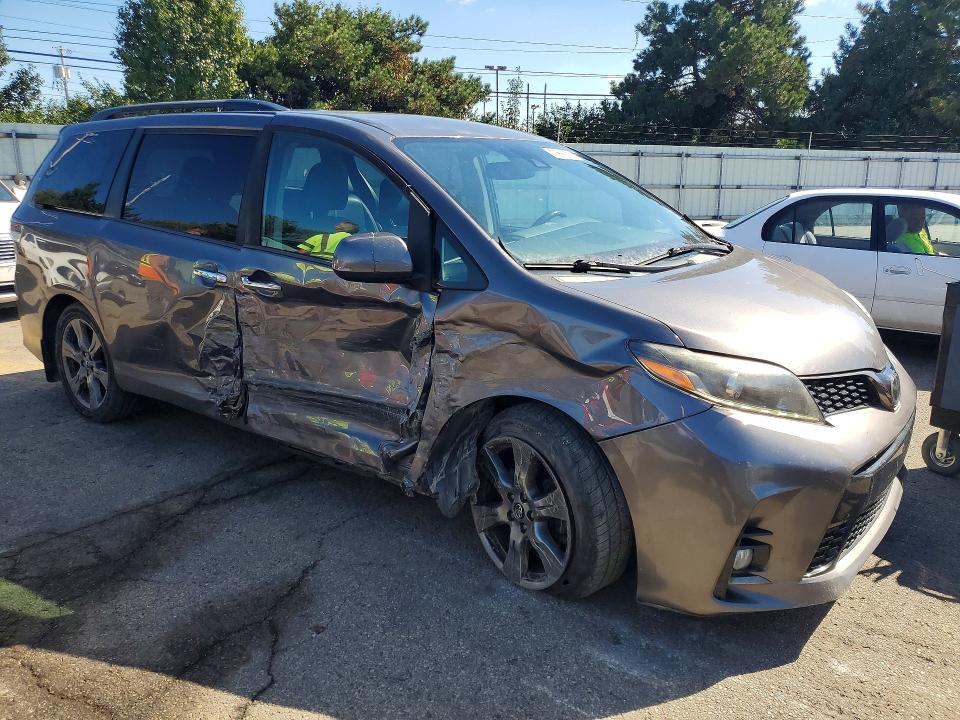 70666976 :رقم المزاد ، 5TDXZ3DC8JS949742 vin ، 2018 Toyota Sienna مزاد بيع