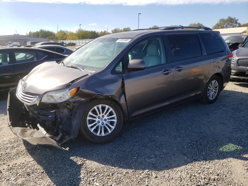 67531066 :رقم المزاد ، 5TDYK3DC5ES433417 vin ، 2014 Toyota Sienna مزاد بيع