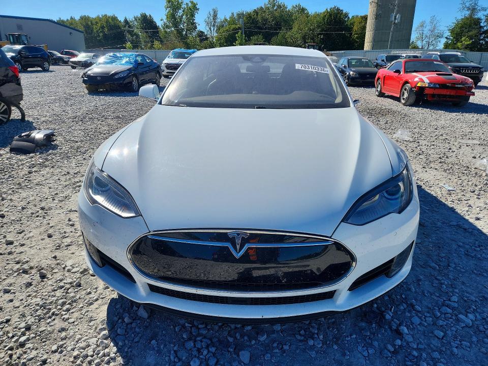 70310336 :رقم المزاد ، 5YJSA1E22FF111942 vin ، 2015 Tesla Model S مزاد بيع
