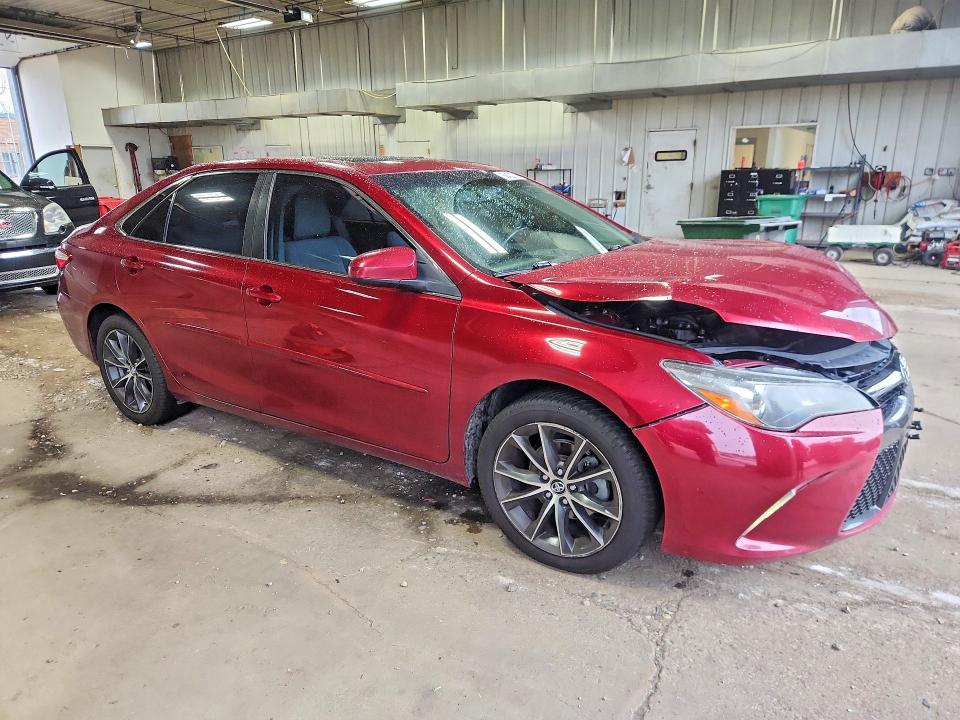 68422756 :رقم المزاد ، 4T1BF1FK6FU882570 vin ، 2015 Toyota Camry مزاد بيع