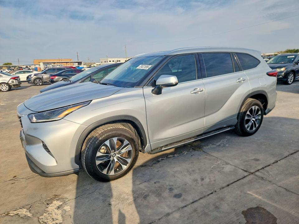 70421556 :رقم المزاد ، 5TDGZRAH6MS527847 vin ، 2021 Toyota Highlander مزاد بيع