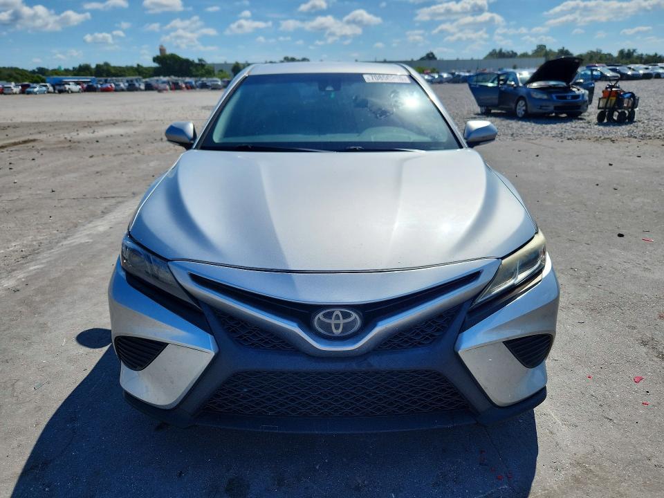 70850306 :رقم المزاد ، 4T1B11HK0JU636876 vin ، 2018 Toyota Camry مزاد بيع
