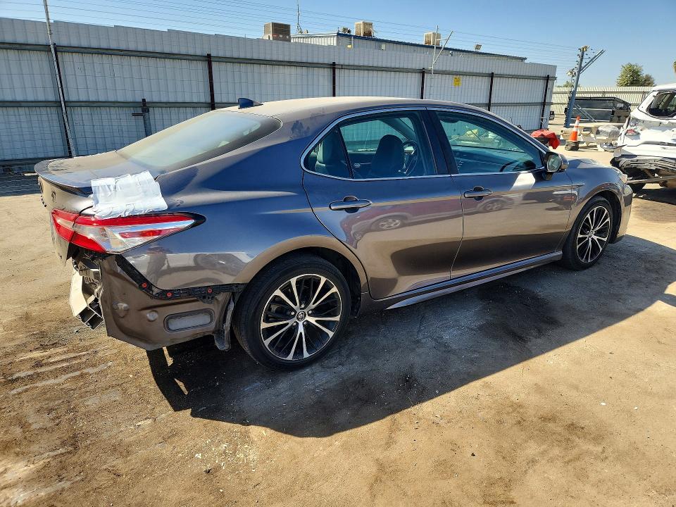 2020 Toyota Camry მანქანა იყიდება აუქციონზე, vin: 4T1G11AK8LU875997, აუქციონის ნომერი: 69886376