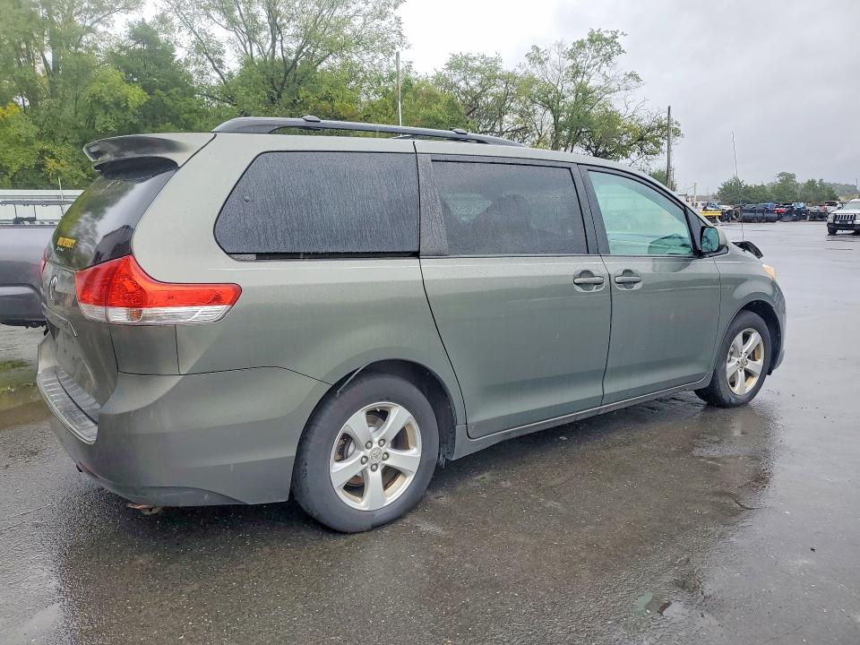 69334226 :رقم المزاد ، 5TDKK3DC2BS086002 vin ، 2011 Toyota Sienna مزاد بيع