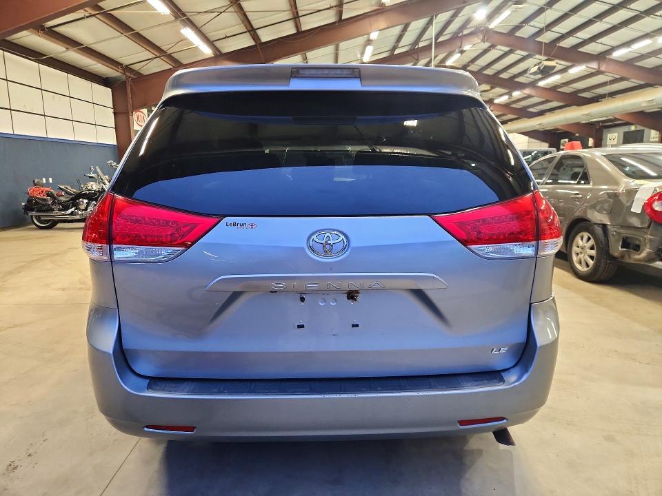 70153196 :رقم المزاد ، 5TDKK3DC8BS086179 vin ، 2011 Toyota Sienna مزاد بيع