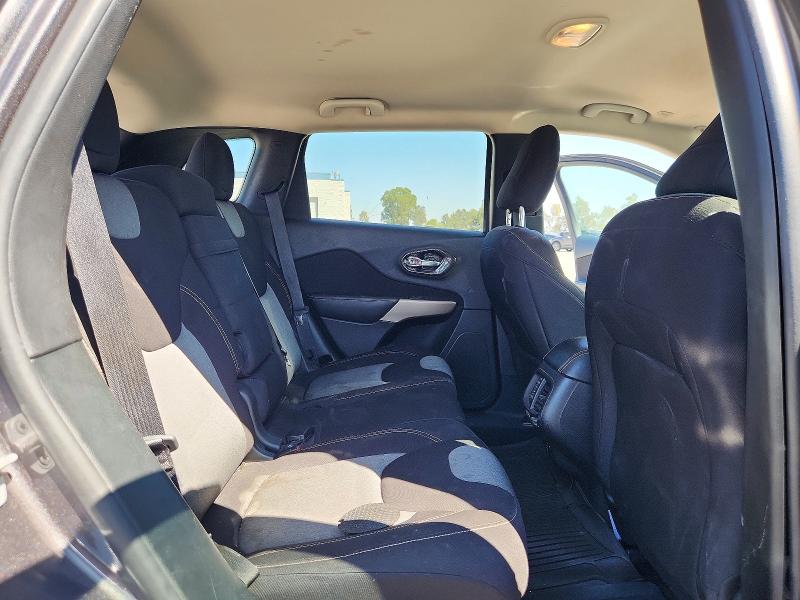 68779246 :رقم المزاد ، 1C4PJLCB6JD588393 vin ، 2018 Jeep Cherokee مزاد بيع