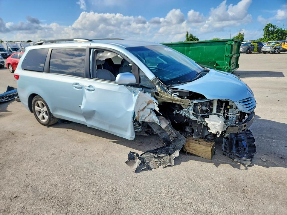 69629676 :رقم المزاد ، 5TDKK3DC7GS714935 vin ، 2016 Toyota Sienna مزاد بيع