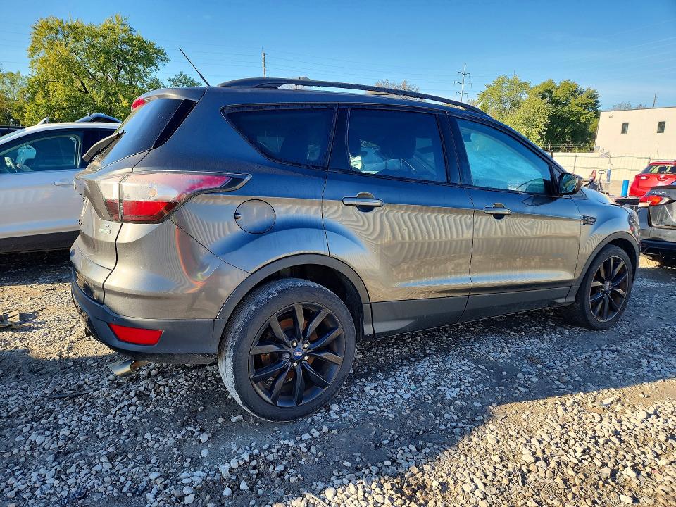 70424396 :رقم المزاد ، 1FMCU0GD2HUA80086 vin ، 2017 Ford Escape مزاد بيع