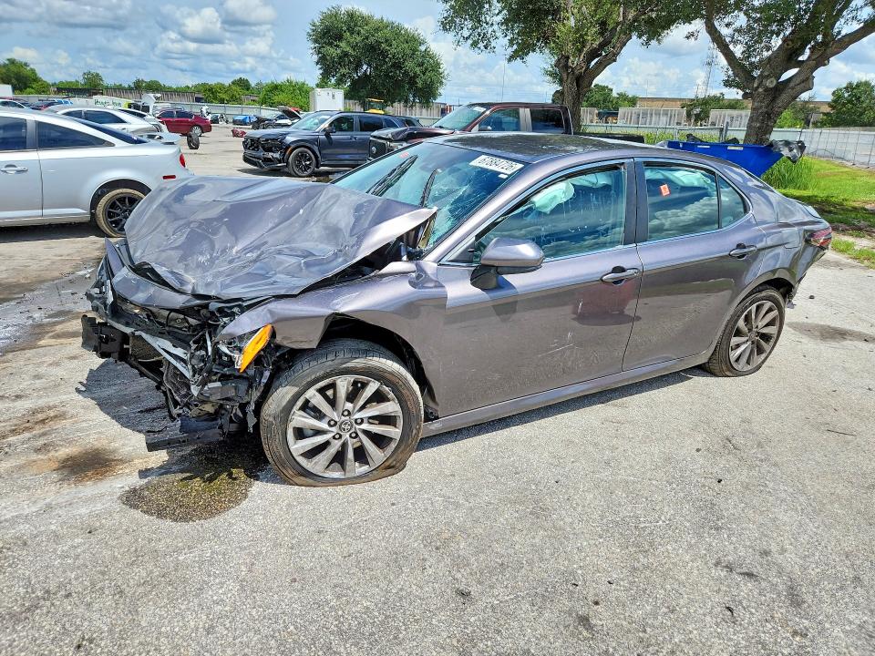 67884726 :رقم المزاد ، 4T1C11AK0NU646652 vin ، 2022 Toyota Camry مزاد بيع