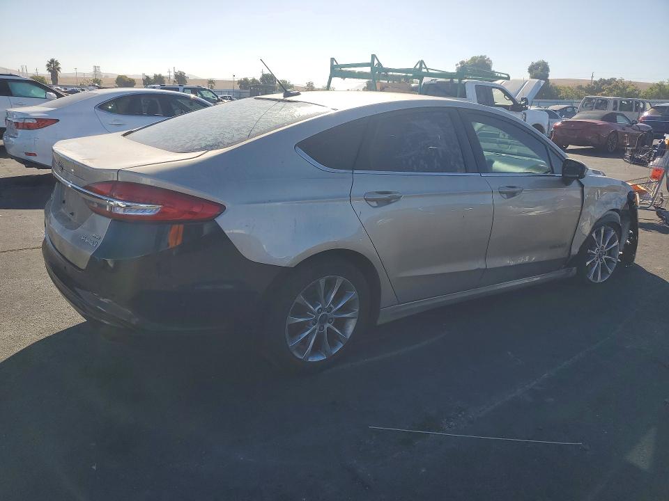 70736256 :رقم المزاد ، 3FA6P0LU2HR386250 vin ، 2017 Ford Fusion مزاد بيع
