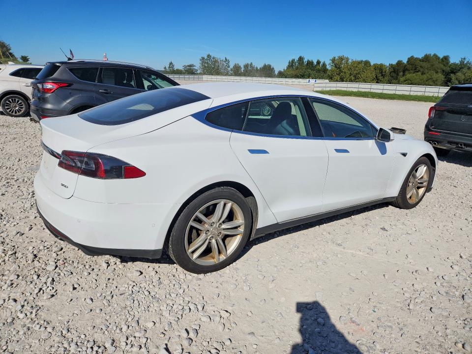 70310336 :رقم المزاد ، 5YJSA1E22FF111942 vin ، 2015 Tesla Model S مزاد بيع