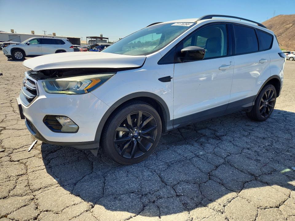 71175266 :رقم المزاد ، 1FMCU0GD9JUB14322 vin ، 2018 Ford Escape مزاد بيع