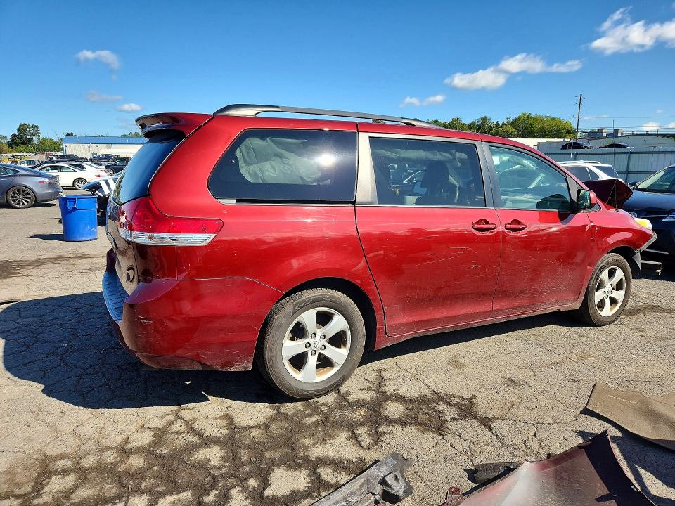 68870116 :رقم المزاد ، 5TDKK3DC6ES526646 vin ، 2014 Toyota Sienna مزاد بيع