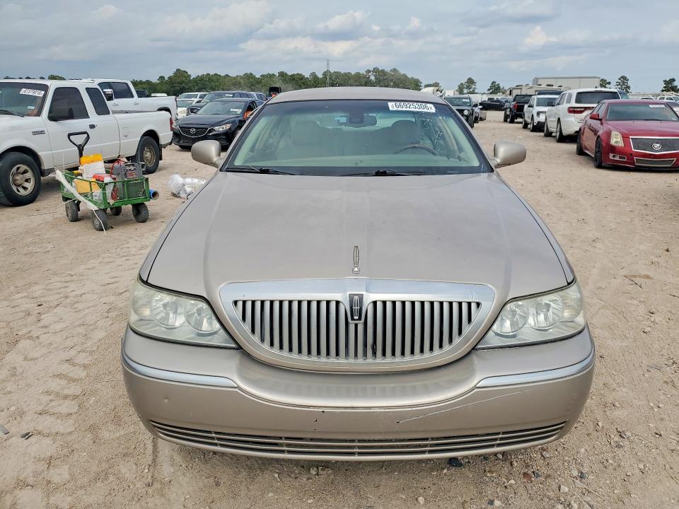66925306 :رقم المزاد ، 1LNHM82WX3Y622131 vin ، 2003 Lincoln Town Car مزاد بيع