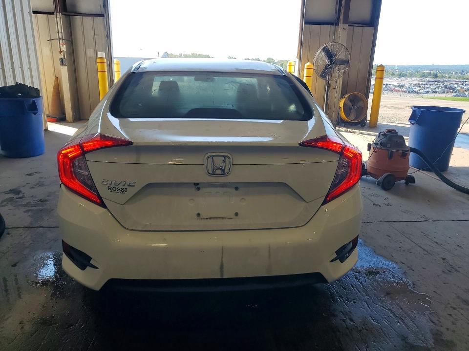 68098816 :رقم المزاد ، 2HGFC2F55JH552544 vin ، 2018 Honda Civic مزاد بيع