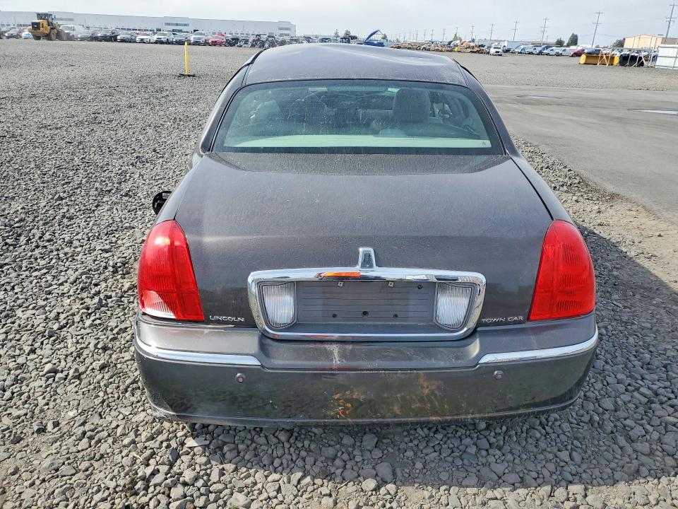 2005 Lincoln Town Car მანქანა იყიდება აუქციონზე, vin: 1LNHM81W75Y617070, აუქციონის ნომერი: 70129866