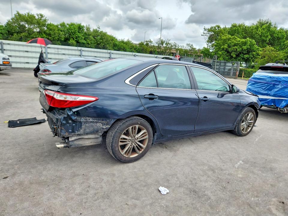 70127706 :رقم المزاد ، 4T1BF1FK0HU342635 vin ، 2017 Toyota Camry مزاد بيع