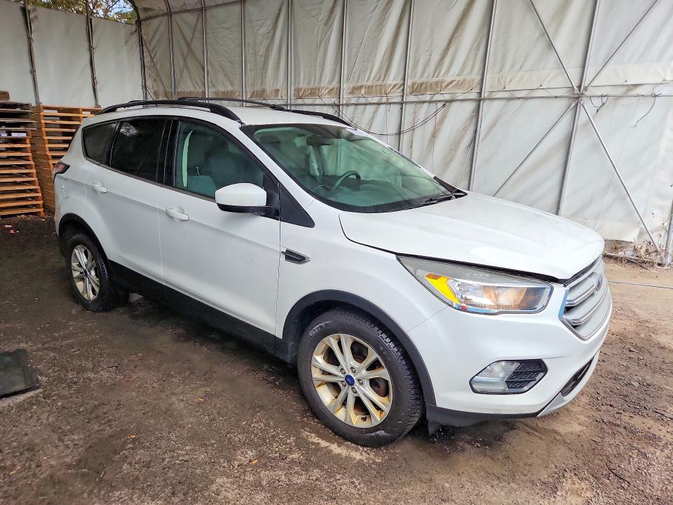 2017 Ford Escape მანქანა იყიდება აუქციონზე, vin: 1FMCU0GD4HUD22585, აუქციონის ნომერი: 70558046