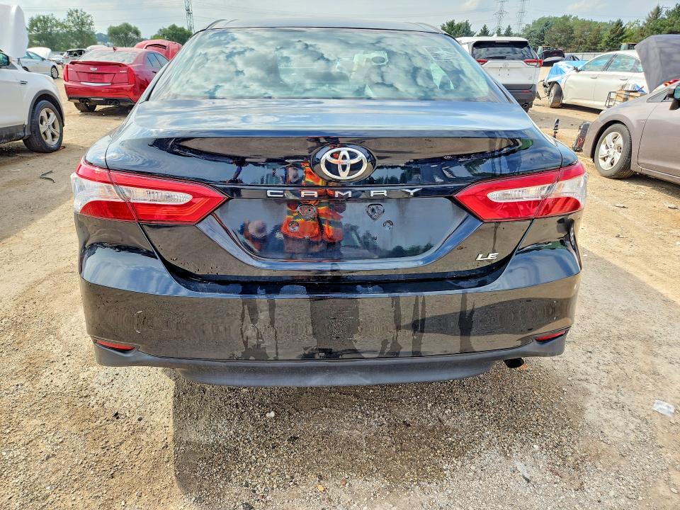 67449816 :رقم المزاد ، 4T1B11HK4JU609289 vin ، 2018 Toyota Camry مزاد بيع