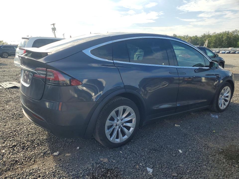 69343946 :رقم المزاد ، 5YJXCAE22JF138308 vin ، 2018 Tesla Model X مزاد بيع