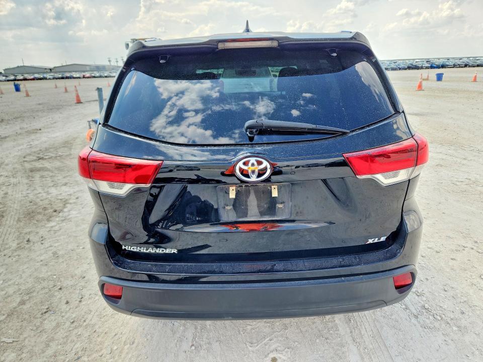 Продажа на аукционе авто 2018 Toyota Highlander, vin: 5TDKZRFH5JS546811, номер лота: 70347216