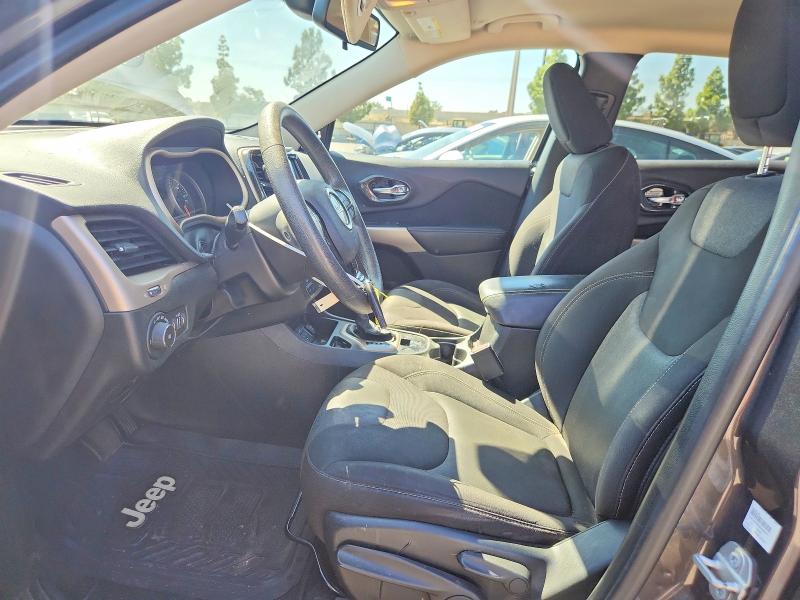 68779246 :رقم المزاد ، 1C4PJLCB6JD588393 vin ، 2018 Jeep Cherokee مزاد بيع