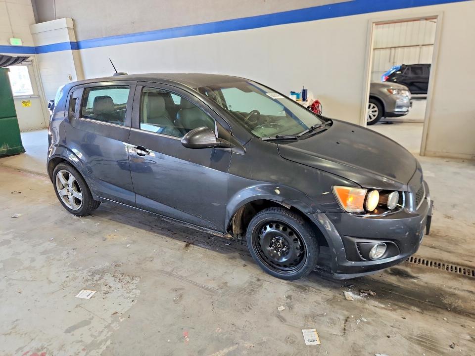 68059846 :رقم المزاد ، 1G1JE6SB1F4142102 vin ، 2015 Chevrolet Sonic مزاد بيع