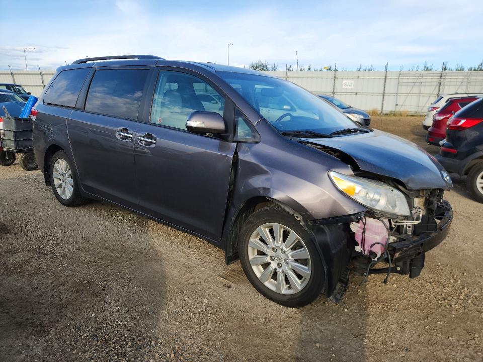 67733976 :رقم المزاد ، 5TDDK3DC3ES076768 vin ، 2014 Toyota Sienna مزاد بيع