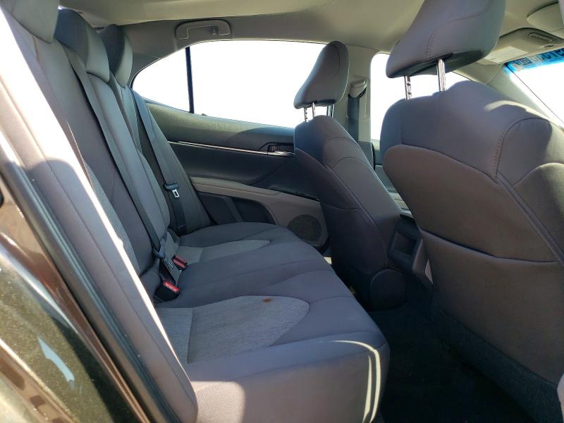 69755806 :رقم المزاد ، 4T1B11HK8JU550456 vin ، 2018 Toyota Camry مزاد بيع