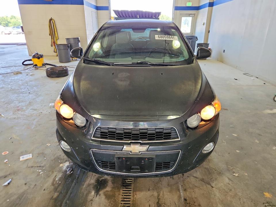 68059846 :رقم المزاد ، 1G1JE6SB1F4142102 vin ، 2015 Chevrolet Sonic مزاد بيع