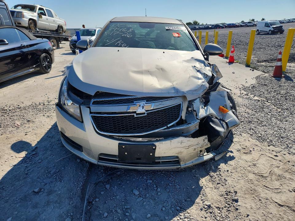 67244696 :رقم المزاد ، 1G1PC5SB8E7447930 vin ، 2014 Chevrolet Cruise مزاد بيع