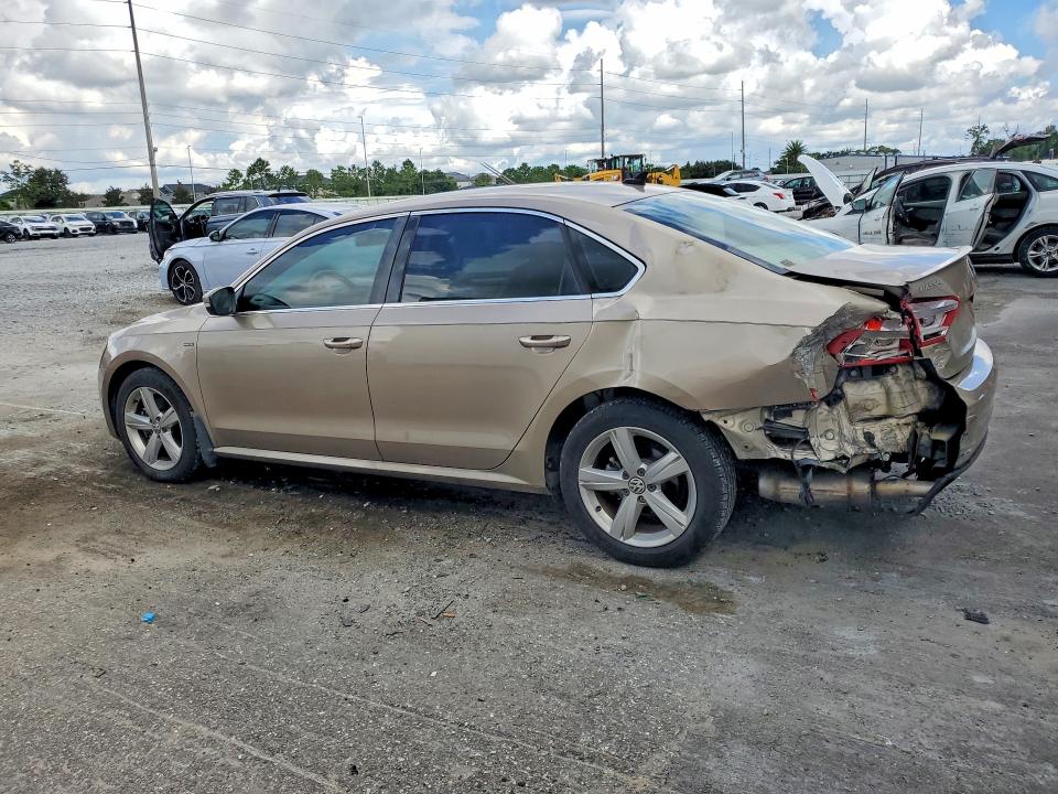 68642436 :رقم المزاد ، 1VWAT7A34FC109594 vin ، 2015 Volkswagen Passat مزاد بيع