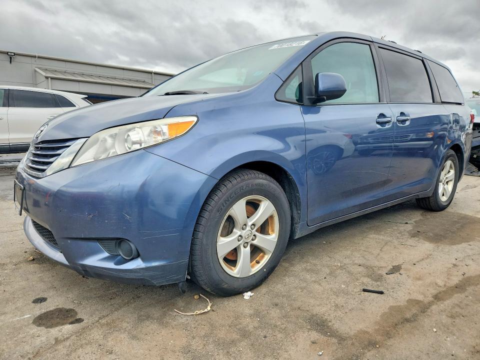 70018216 :رقم المزاد ، 5TDKZ3DC4HS776290 vin ، 2017 Toyota Sienna مزاد بيع