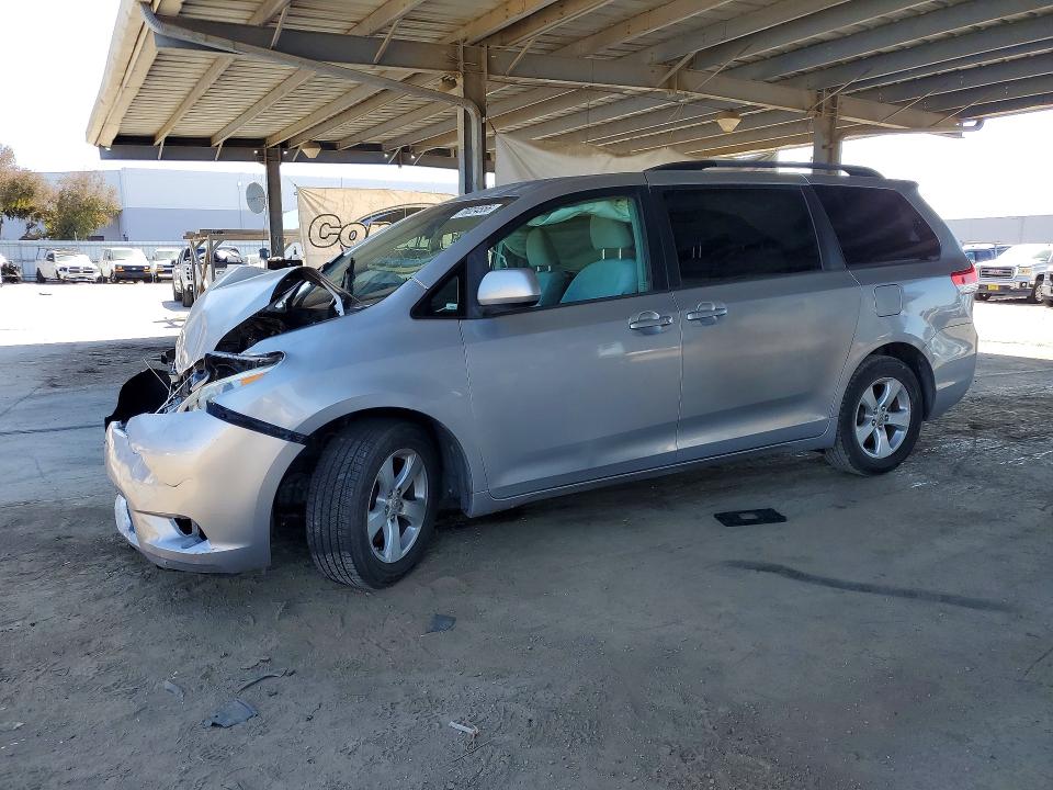 70024556 :رقم المزاد ، 5TDKK3DC9CS216620 vin ، 2012 Toyota Sienna مزاد بيع