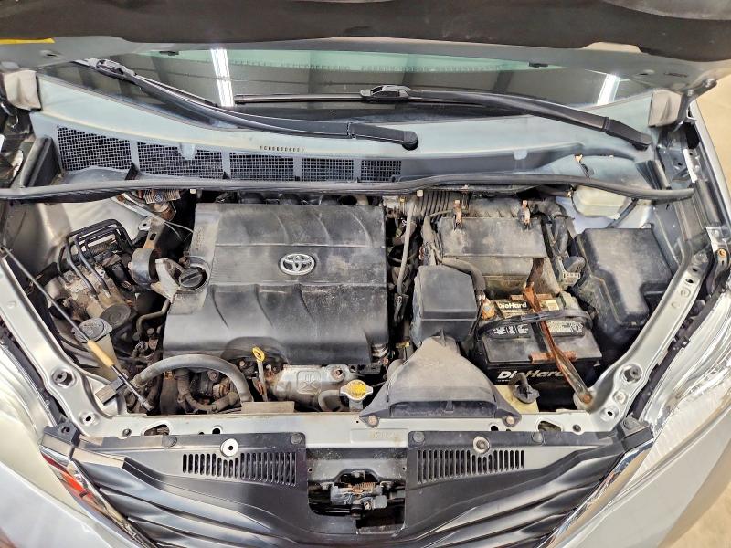 70153196 :رقم المزاد ، 5TDKK3DC8BS086179 vin ، 2011 Toyota Sienna مزاد بيع