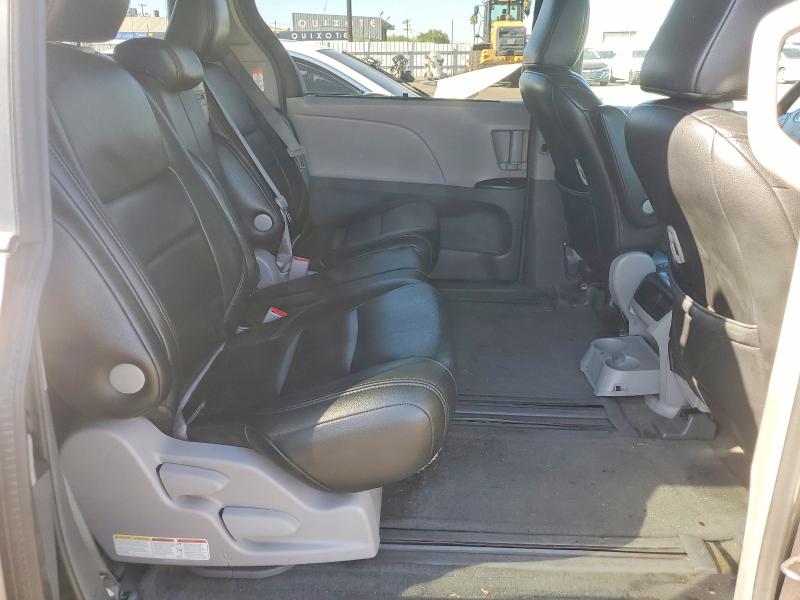 68805616 :رقم المزاد ، 5TDKK3DC2FS592824 vin ، 2015 Toyota Sienna مزاد بيع
