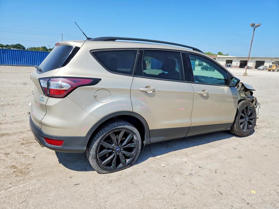 67669276 :رقم المزاد ، 1FMCU0GD7HUE44096 vin ، 2017 Ford Escape مزاد بيع