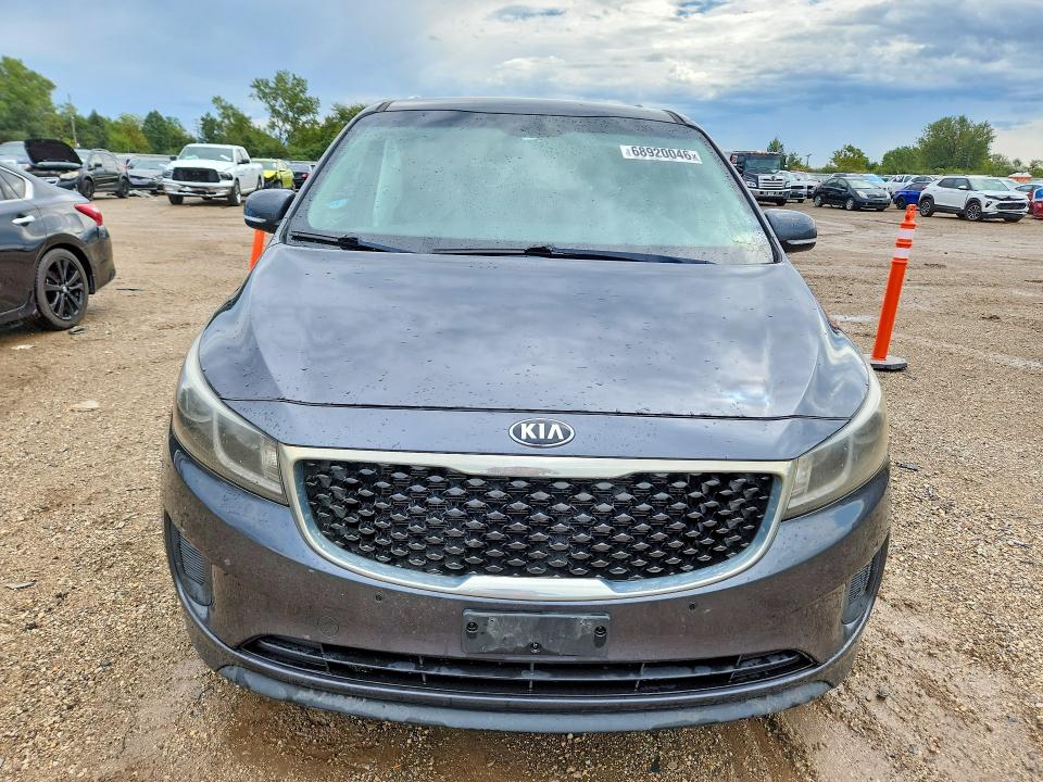68920046 :رقم المزاد ، KNDMB5C12H6322712 vin ، 2017 Kia Sedona مزاد بيع
