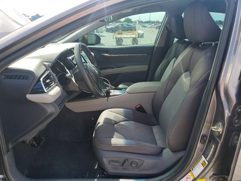 70162996 :رقم المزاد ، 4T1B11HK4JU639005 vin ، 2018 Toyota Camry مزاد بيع